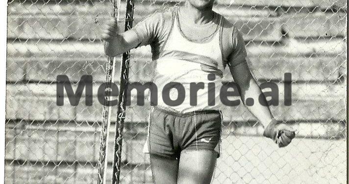 Fotot e panjohura: Nga Fush-Kruja, te stadiumet olimpike ku doli i dhjeti në botë, në tribunën e “Qemal Stafës” me Enver Hoxhën…”/ Imazhet e rralla të legjendës së sportit shqiptar