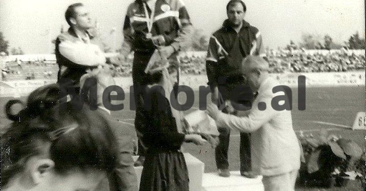 Fotot e panjohura: Nga Fush-Kruja, te stadiumet olimpike ku doli i dhjeti në botë, në tribunën e “Qemal Stafës” me Enver Hoxhën…”/ Imazhet e rralla të legjendës së sportit shqiptar