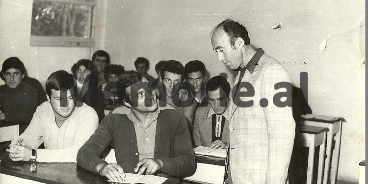 Fotot e panjohura: Nga Fush-Kruja, te stadiumet olimpike ku doli i dhjeti në botë, në tribunën e “Qemal Stafës” me Enver Hoxhën…”/ Imazhet e rralla të legjendës së sportit shqiptar