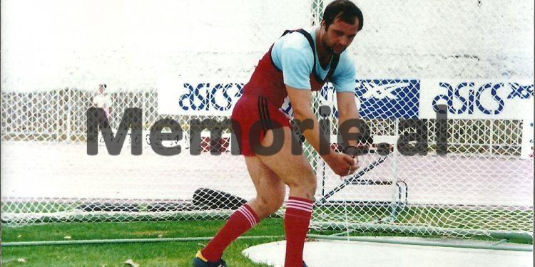 Fotot e panjohura: Nga Fush-Kruja, te stadiumet olimpike ku doli i dhjeti në botë, në tribunën e “Qemal Stafës” me Enver Hoxhën…”/ Imazhet e rralla të legjendës së sportit shqiptar