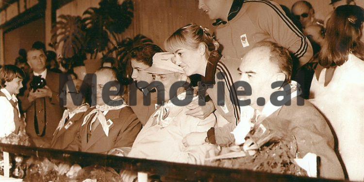 Fotot e panjohura: Nga Fush-Kruja, te stadiumet olimpike ku doli i dhjeti në botë, në tribunën e “Qemal Stafës” me Enver Hoxhën…”/ Imazhet e rralla të legjendës së sportit shqiptar