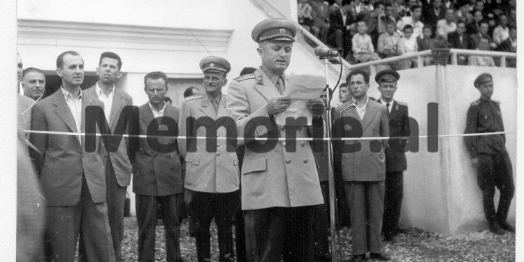 Fotot e panjohura / “Kur Ramiz Alia, Kadri Hazbiu, Aranit Çela dhe gjeneralët e Ministrisë së Brendëshme, inaguronin stadiumin “Dinamo” të kryeqytetit, ku…”