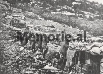 Fotot e rralla: ‘Kur Vlora bënte luftë me italianët…’/ Nga gjenerali Gotti që drejton luftimet në ‘istikame’, te Kryetari Bashkisë, Ali Asllani, që u flet luftëtarëve.