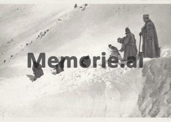 Fotot e panjohura: “Udhëtimi i vështirë nëpër Shqipëri i trupave serbe me në krye Krajlin Pjetër Karagjeorgjeviç, ku ushtarët e tij mbetën…”/ Albumi i rrallë i Andra Popoviq