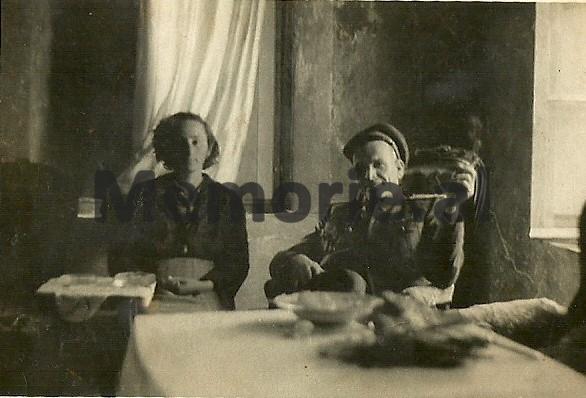 Ular ozlarining fotosuratlari va videolariga etibor berishadi Stolda bir dostning eshaklarini juda salqin yalash