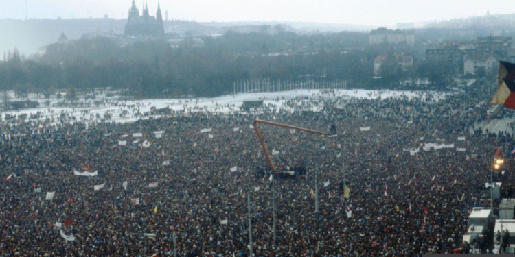 Rënia e Murit të Berlinit në 1989-ën dhe si e riformësoi botën moderne ajo ngjarje pas ‘efektit domino’ në të gjitha vendet e Lindjes Komuniste…?!