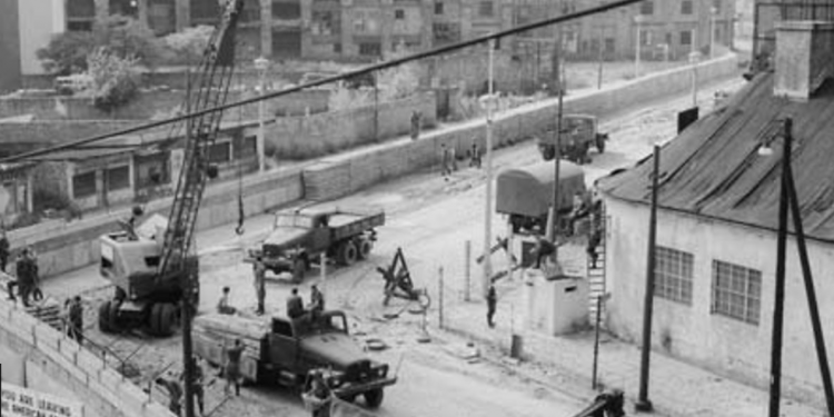 Rënia e Murit të Berlinit në 1989-ën dhe si e riformësoi botën moderne ajo ngjarje pas ‘efektit domino’ në të gjitha vendet e Lindjes Komuniste…?!