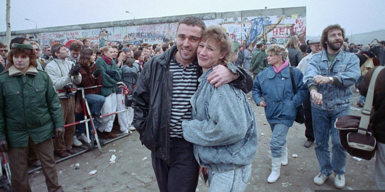 Rënia e Murit të Berlinit në 1989-ën dhe si e riformësoi botën moderne ajo ngjarje pas ‘efektit domino’ në të gjitha vendet e Lindjes Komuniste…?!