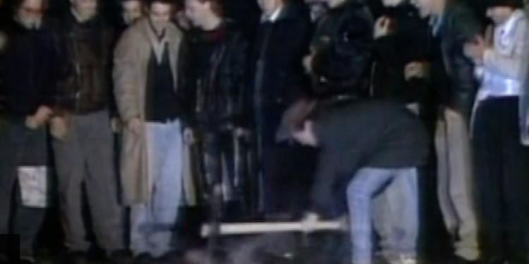 Rënia e Murit të Berlinit në 1989-ën dhe si e riformësoi botën moderne ajo ngjarje pas ‘efektit domino’ në të gjitha vendet e Lindjes Komuniste…?!