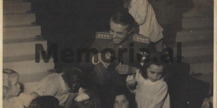 Fotot e rralla / Kur Enver Hoxha festonte Vitin e Ri në ‘Pallatin e Brigadave’, me fatosat dhe pionierët e dalluar të kryeqytetit