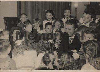 Fotot e rralla / Kur Enver Hoxha festonte Vitin e Ri në ‘Pallatin e Brigadave’, me fatosat dhe pionierët e dalluar të kryeqytetit