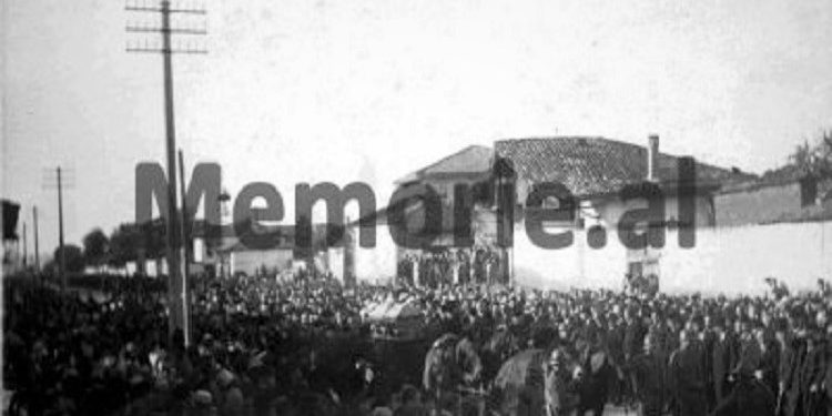 Publikohen fotot e rralla / Varrimi madhështor në Tiranë i Ceno beg Kryeziut, kunatit të Mbretit Zog, që mbeti i vrarë nga një student shqiptar nga Elbasani
