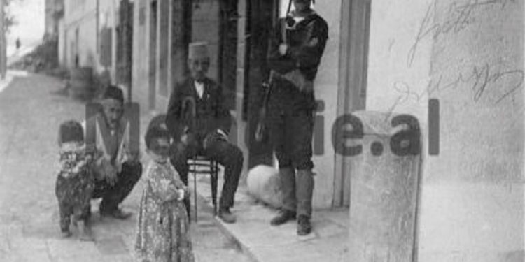 Fotot e rralla në Durrësin e viteve 1914 – 1917/ Nga rebelët e Esat Pashë Toptanit që mbahen në burg, tek ushtarakët hollandezë të Kolonelit Thomson, duke mbajtur rendin në qytet…!