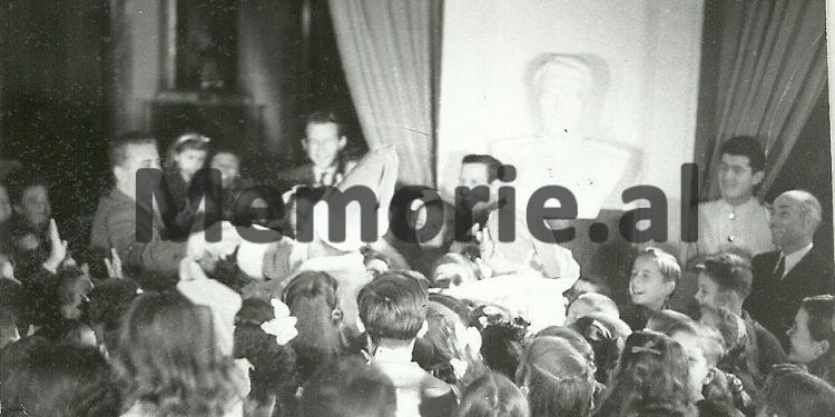 Fotot e rralla / Kur Enver Hoxha festonte Vitin e Ri në ‘Pallatin e Brigadave’, me fatosat dhe pionierët e dalluar të kryeqytetit