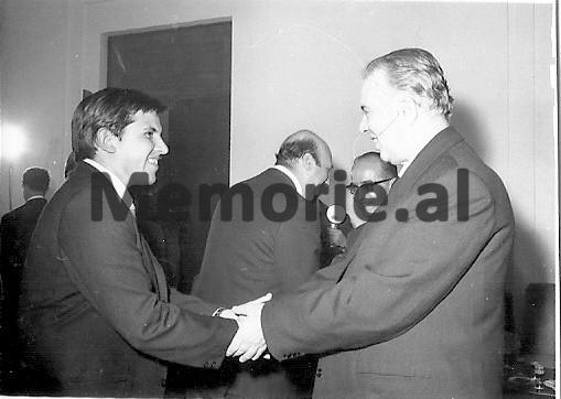 Fotot e panjohura: Kur Enver Hoxha priste grupet marksiste-leniniste: ‘Nga Ernest Aust, Raul Marko e Fosko Dinuçi, te afrikanët që merrnin pjesë në kongreset e partisë dhe…’