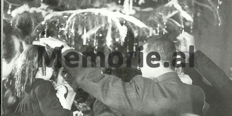 Fotot e rralla / Kur Enver Hoxha festonte Vitin e Ri në ‘Pallatin e Brigadave’, me fatosat dhe pionierët e dalluar të kryeqytetit