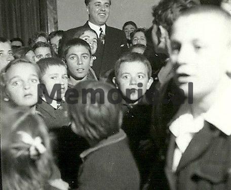 Fotot e rralla / Kur Enver Hoxha festonte Vitin e Ri në ‘Pallatin e Brigadave’, me fatosat dhe pionierët e dalluar të kryeqytetit