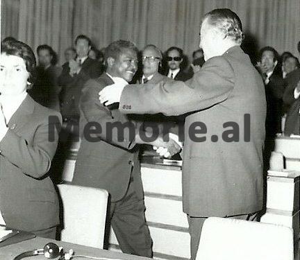 Fotot e panjohura: Kur Enver Hoxha priste grupet marksiste-leniniste: ‘Nga Ernest Aust, Raul Marko e Fosko Dinuçi, te afrikanët që merrnin pjesë në kongreset e partisë dhe…’