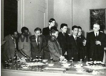 Fotot e panjohura: Kur Enver Hoxha priste grupet marksiste-leniniste: ‘Nga Ernest Aust, Raul Marko e Fosko Dinuçi, te afrikanët që merrnin pjesë në kongreset e partisë dhe…’