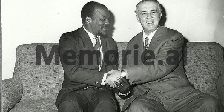 Fotot e panjohura: Kur Enver Hoxha priste grupet marksiste-leniniste: ‘Nga Ernest Aust, Raul Marko e Fosko Dinuçi, te afrikanët që merrnin pjesë në kongreset e partisë dhe…’