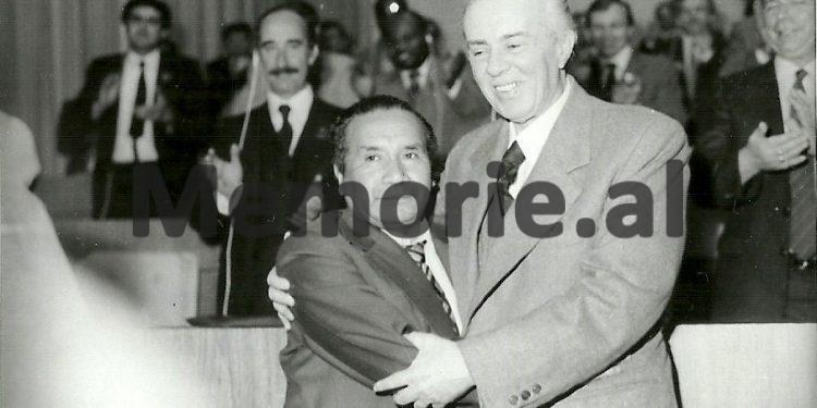 Fotot e panjohura: Kur Enver Hoxha priste grupet marksiste-leniniste: ‘Nga Ernest Aust, Raul Marko e Fosko Dinuçi, te afrikanët që merrnin pjesë në kongreset e partisë dhe…’