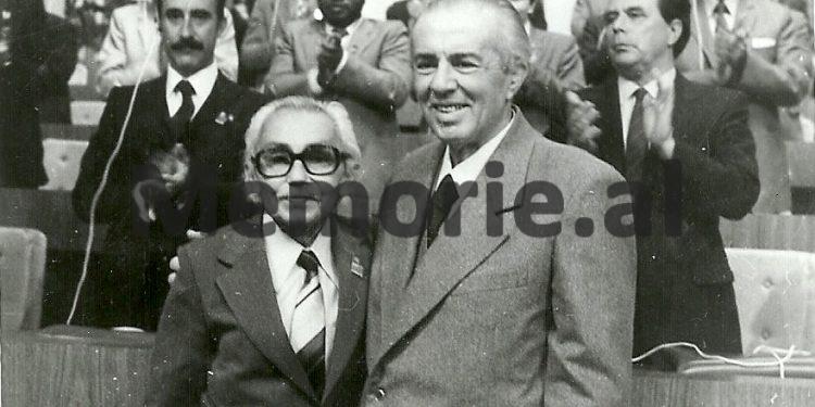 Fotot e panjohura: Kur Enver Hoxha priste grupet marksiste-leniniste: ‘Nga Ernest Aust, Raul Marko e Fosko Dinuçi, te afrikanët që merrnin pjesë në kongreset e partisë dhe…’