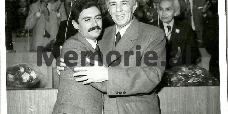 Fotot e panjohura: Kur Enver Hoxha priste grupet marksiste-leniniste: ‘Nga Ernest Aust, Raul Marko e Fosko Dinuçi, te afrikanët që merrnin pjesë në kongreset e partisë dhe…’