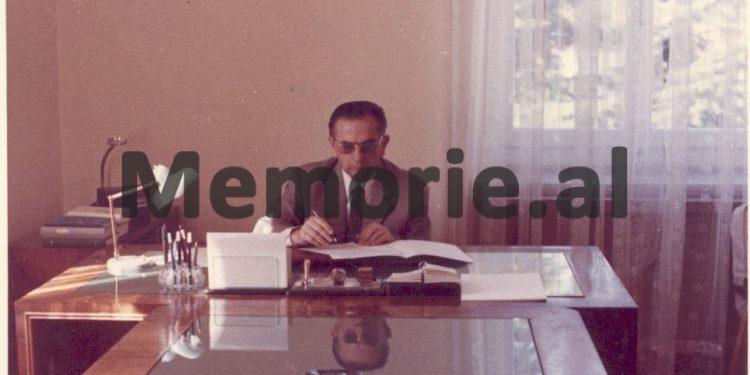 Raporti sekret i Sigurimit për Hysni Kapon: “Studentët tanë në Francë shoqërohen me femra të huaja, mbajnë materiale dekadente dhe…”/ Emrat dhe ‘bëmat’ e tyre!