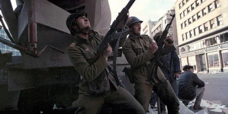 “Kur protestuesit rumunë ndaluan makinën e ambasadës sonë, na thanë; pas nesh e keni…”/ Dëshmia e rrallë e gazetarit Rezart Xhaxhiu