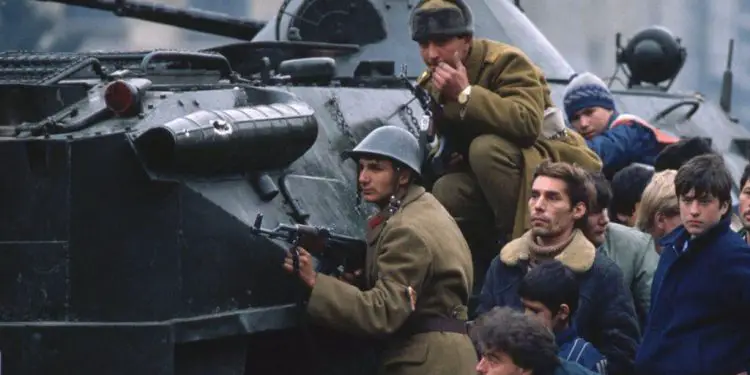 “Kur protestuesit rumunë ndaluan makinën e ambasadës sonë, na thanë; pas nesh e keni…”/ Dëshmia e rrallë e gazetarit Rezart Xhaxhiu