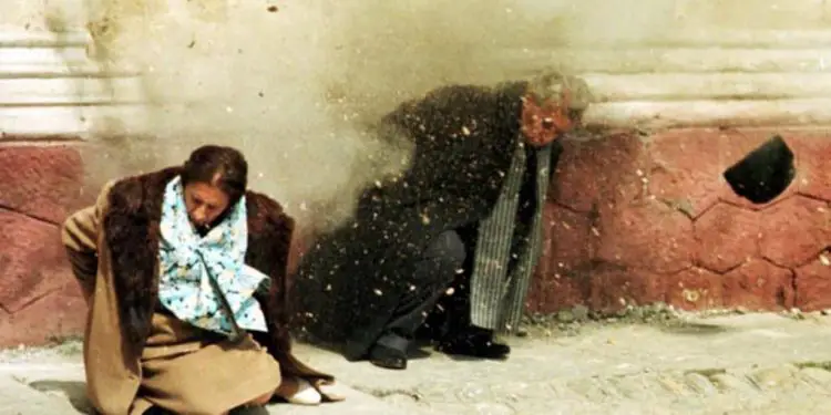 “Kur protestuesit rumunë ndaluan makinën e ambasadës sonë, na thanë; pas nesh e keni…”/ Dëshmia e rrallë e gazetarit Rezart Xhaxhiu