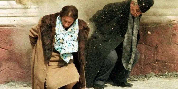 “Kur protestuesit rumunë ndaluan makinën e ambasadës sonë, na thanë; pas nesh e keni…”/ Dëshmia e rrallë e gazetarit Rezart Xhaxhiu