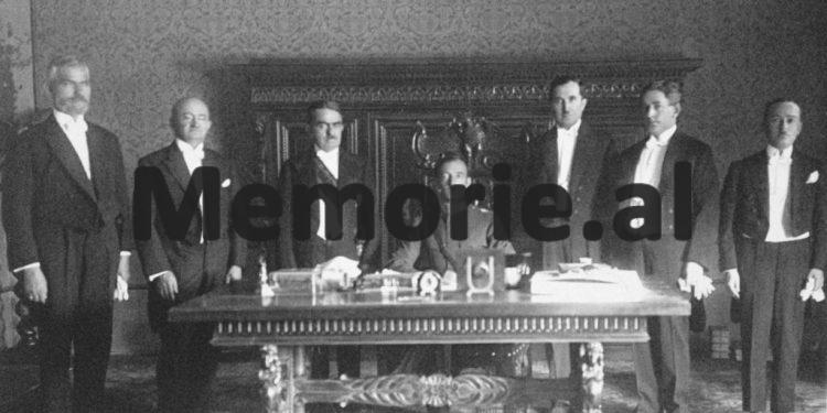 “Zoti Dibra, keni abuzuar me fondet, ngritët një vilë dhe punësuat kunatin tuaj arkëtar…”/ Akuzat e botuesit të njohur ndaj deputetit e ministrit të Financave të Zogut