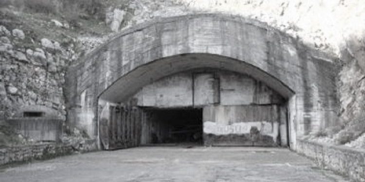 “Kur ndërtoja tunelin anti-atomik, poshtë vilës së Enverit në ‘Bllok’, ai vinte shpesh për të parë punimet dhe më thoshte…”/ Dëshmia e rrallë e ‘Kolonelit Bunker’