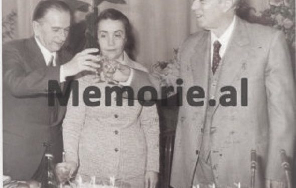 “Paguam garanci që e liruam, por ai qëlloi më grusht kolegun diplomat dhe u hodh nga vetura…”/ Aventura e nipit të Hysni Kapos