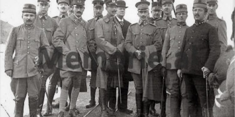 Koloneli Thompson dhe oficeret hollandeze dhe shqiptare ne Durres