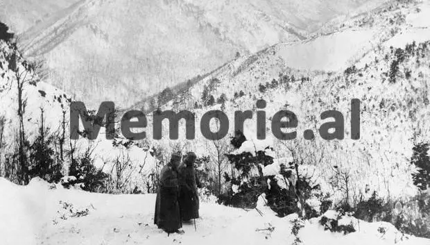 Fotot e panjohura: “Udhëtimi i vështirë nëpër Shqipëri i trupave serbe me në krye Krajlin Pjetër Karagjeorgjeviç, ku ushtarët e tij mbetën…”/ Albumi i rrallë i Andra Popoviq