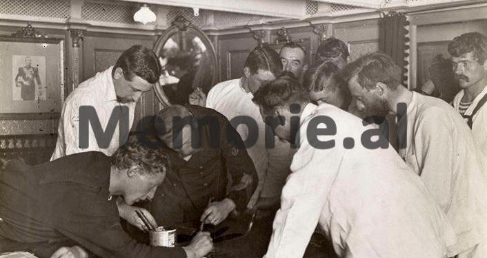 Fotot e rralla nga Lufta e Parë Botërore: ‘Kur kryqëzorët dhe luftanijet e fuqive të mëdha mbërrinin në portin e Durrësit, për të evakuar Esat Pashë Toptanin dhe…’