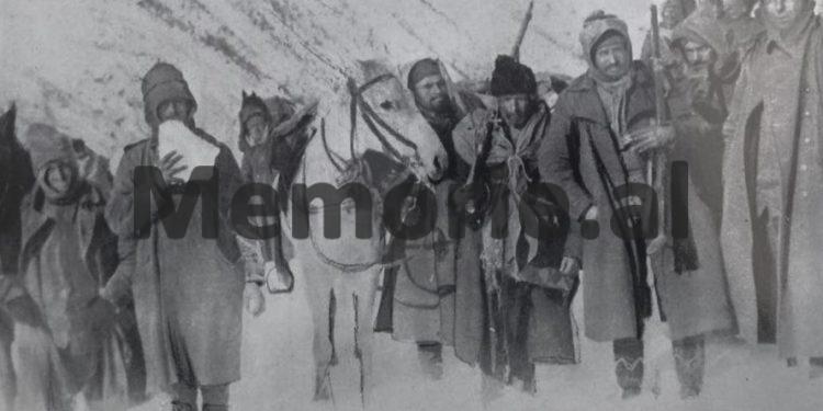 Unknown photos: “The difficult journey through Albania of Serbian troops led by Krajlin Pjeter Karadjeorgjevic, where his soldiers remained…” / Andra Popovic’s rare album