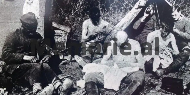 Fotot e panjohura: “Udhëtimi i vështirë nëpër Shqipëri i trupave serbe me në krye Krajlin Pjetër Karagjeorgjeviç, ku ushtarët e tij mbetën…”/ Albumi i rrallë i Andra Popoviq