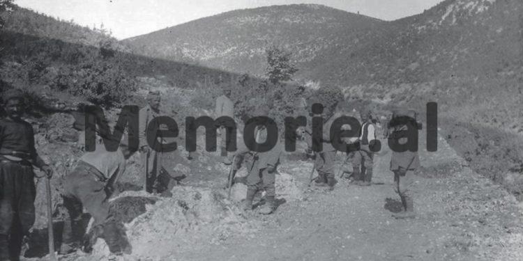 Unknown photos: “The difficult journey through Albania of Serbian troops led by Krajlin Pjeter Karadjeorgjevic, where his soldiers remained…” / Andra Popovic’s rare album
