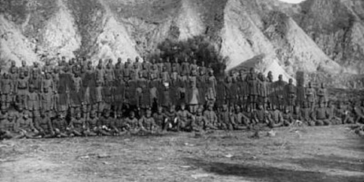 Porto Romano (Currillat) ne veri te Durresit 1914. Trupa shqiptare nen komanden e holandezeve