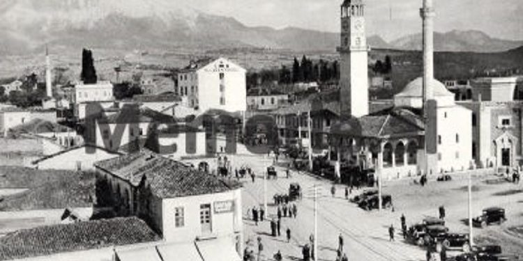 Rare photos of Tirana / From the Turkish ‘Hotel’ in the center, to the square with the garden between the ministries with the monument of Ismail Qemali and the giant eagle with two heads…!