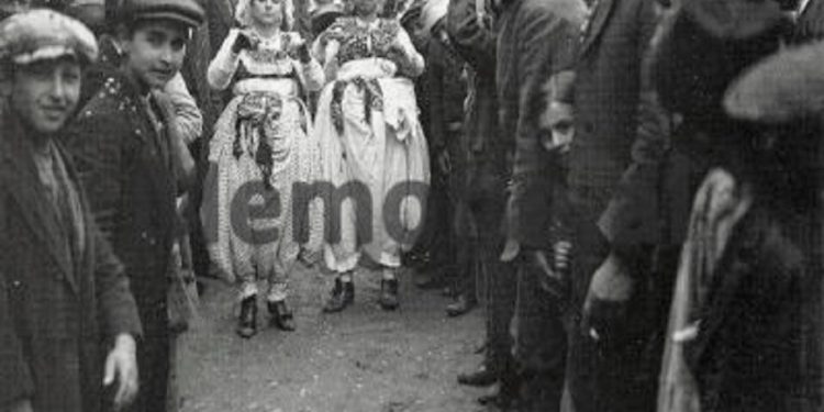 Vajzat Durrës duke vallëzuar, ca. Prill 1914