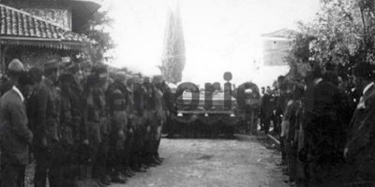 Publikohen fotot e rralla / Varrimi madhështor në Tiranë i Ceno beg Kryeziut, kunatit të Mbretit Zog, që mbeti i vrarë nga një student shqiptar nga Elbasani