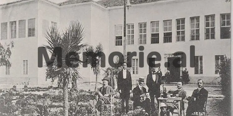 Rare photos: ‘When Vlora was at war with the Italians’ … / From General Gotti who leads the fighting in ‘istikame’, to the Mayor, Ali Asllani, who speaks to the fighters.