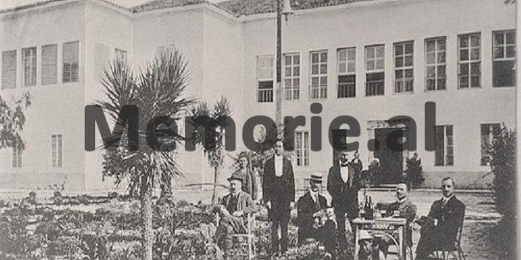 Fotot e rralla: ‘Kur Vlora bënte luftë me italianët…’/ Nga gjenerali Gotti që drejton luftimet në ‘istikame’, te Kryetari Bashkisë, Ali Asllani, që u flet luftëtarëve.