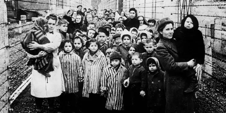 Dëshmitë e rralla të Kazimierz Smoleń /“Si mbijetova torturave dhe tmerreve në kampin nazist të shfarosjes në masë, Birkenau, ku të dënuarit …