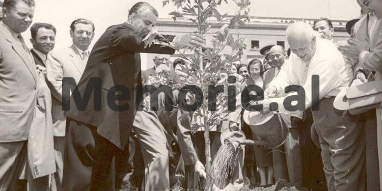 Letra për Enverin: “Vajza e atasheut polak është imorale, qëndron në bankë në pozicion provokuese dhe…”/ Raporti ‘Tepër sekret’ për shtetaset e huaja