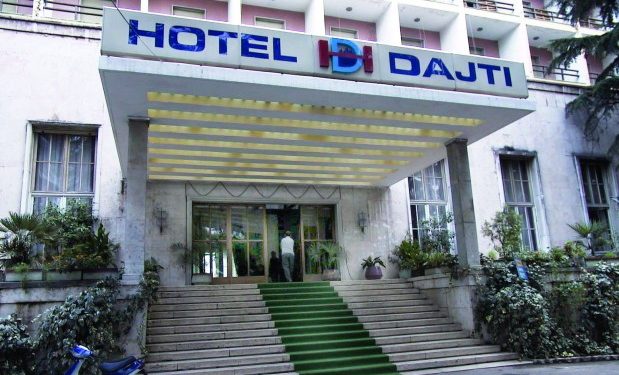 Raporti i Sigurimit: “Kosovari Shyqëri Kastrati, që vjen si tregtar i një firme boshnjake në Tiranë, është një agjent i regjur i UDB-së…”/ Përgjimet e ‘Shtëpisë me gjethe’